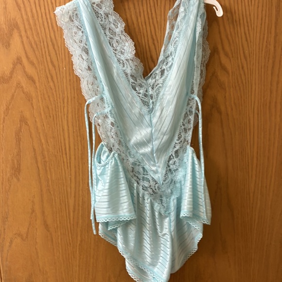 Lingerie - Picture 2 of 4